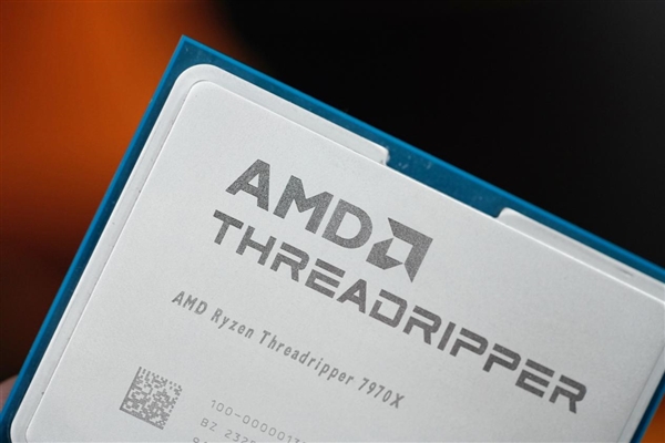 32核64线程！AMD锐龙7970X处理器图赏