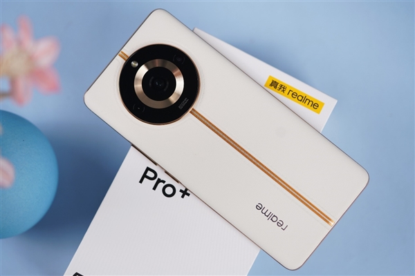 首发2亿单镜变焦相机!真我11 Pro+图赏
