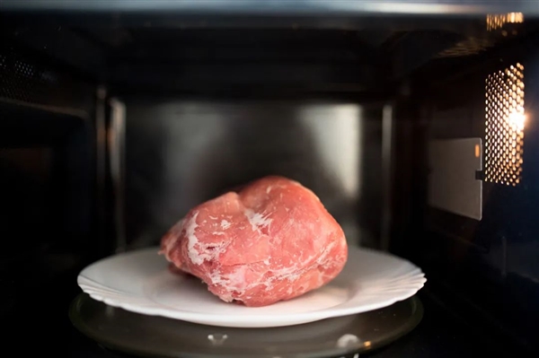 不要再把肉泡水里解冻了：正确的方法只有这3种！