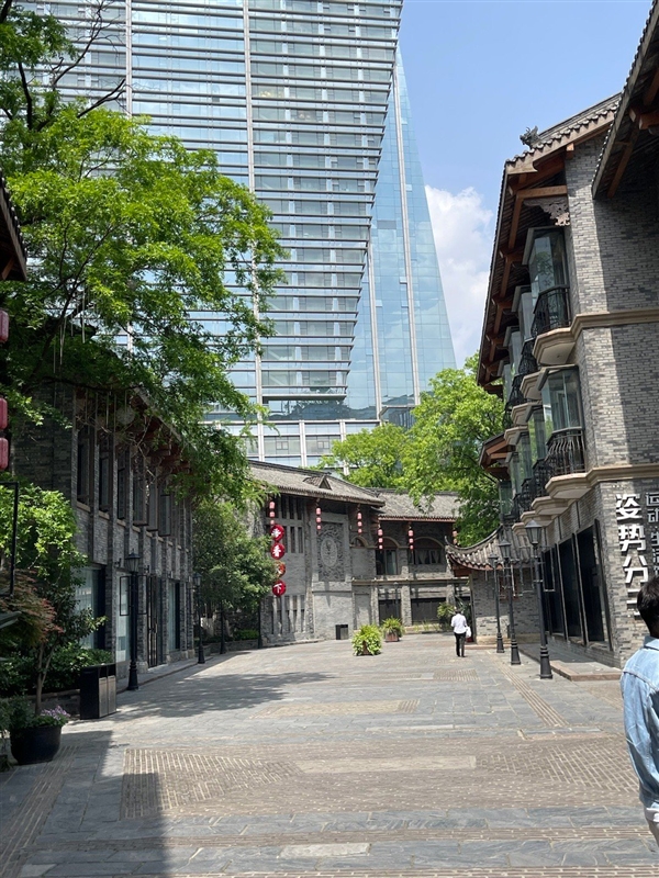 内蒙古一女子忘关窗回家扫土1小时:30平米扫出约5斤