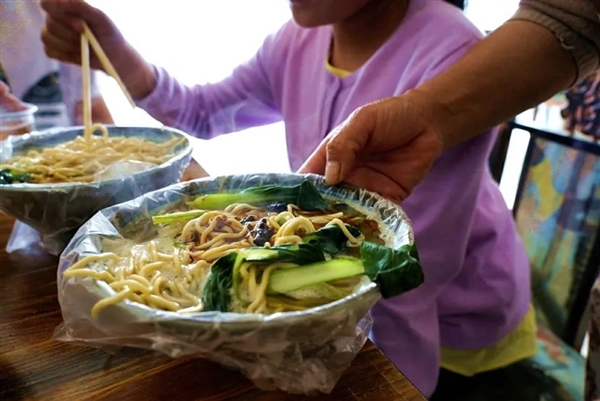 塑料袋装热早餐、放冰箱：等于慢性自杀？塑料这么用最毒