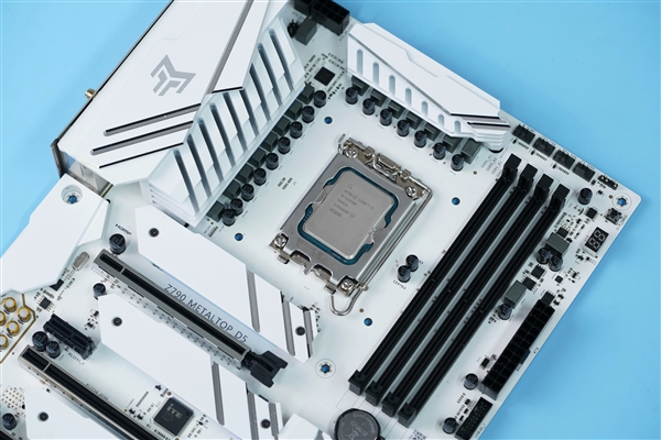纯白PCB夺目!影驰Z790金属大师D5 Wi-Fi白金版图赏