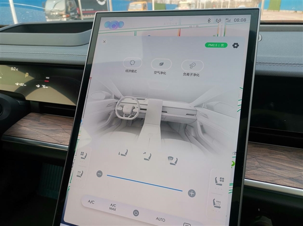 君子动口不动手 开了三天哪吒S:用嘴就能控全车