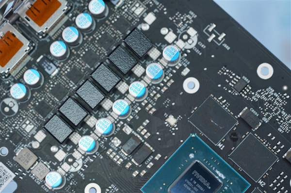 高颜值波普风！七彩虹RTX 4060 Ti Ultra W OC显卡图赏