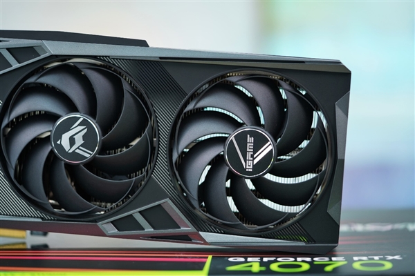 独特磁吸智屏！七彩虹iGame RTX 4070 Vulcan OC显卡图赏