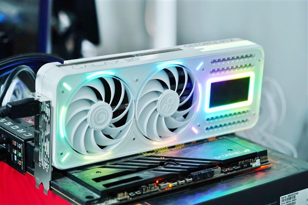 纯白高颜值！影驰20周年款RTX 4070显卡图赏