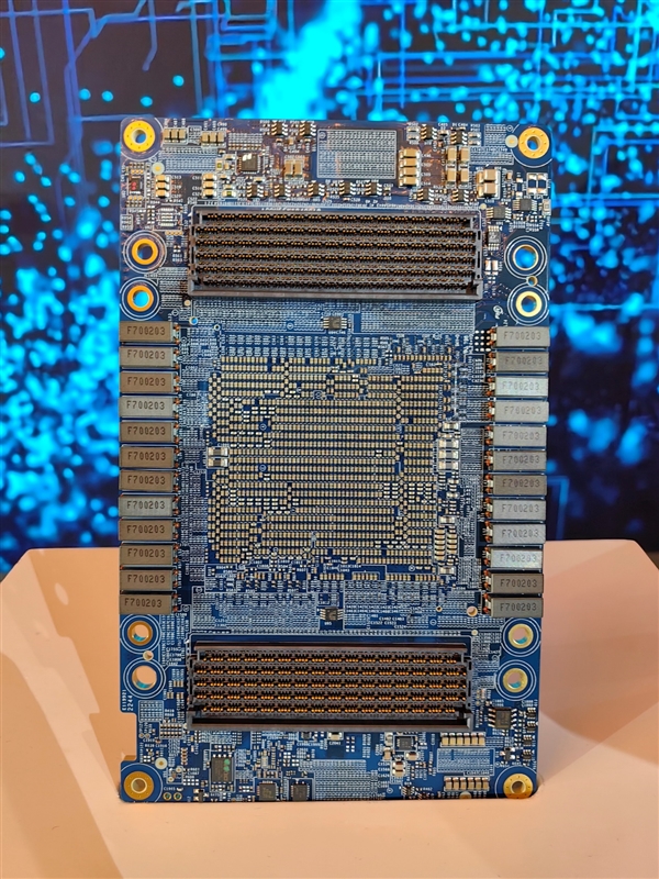 Intel为中国带来Gaudi2 AI加速器：超高性价比！唯一替代NVIDIA GPU