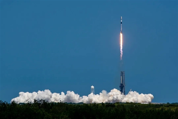 SpaceX再发射13颗可直连手机的星链卫星：每颗重达875公斤