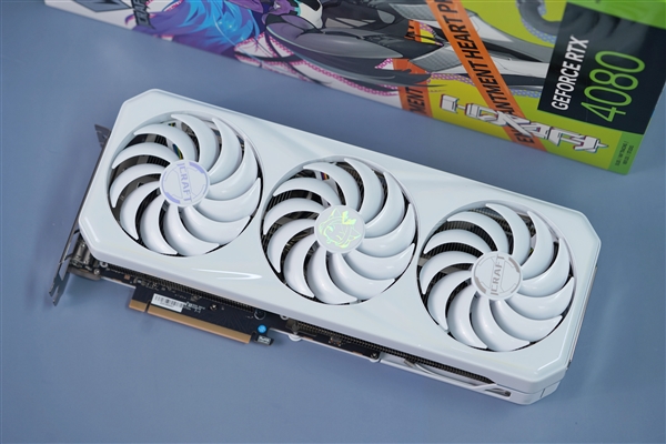 纯白陶瓷设计耳目一新！铭瑄RTX 4080瑷珈图赏