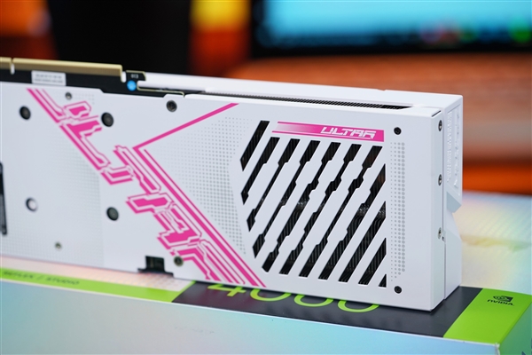 高颜值波普风！七彩虹RTX 4060 Ti Ultra W OC显卡图赏