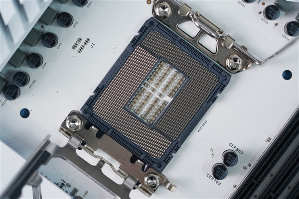 纯白PCB夺目!影驰Z790金属大师D5 Wi-Fi白金版图赏