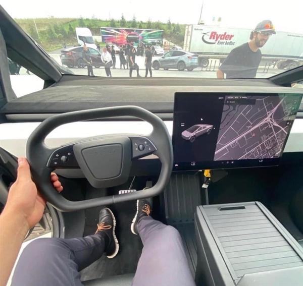 抛弃反人类半幅方向盘 特斯拉Cybertruck电动皮卡实车图:今年必交付