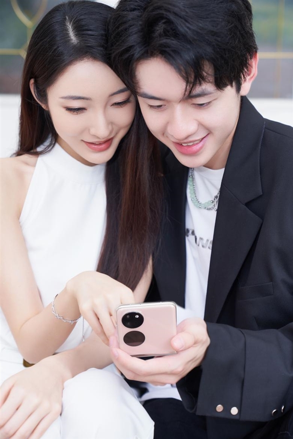 男友/女友一起换机!今年520送华为Pocket S小折叠“泰裤辣”