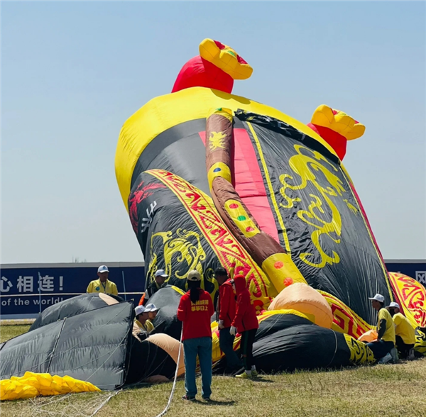 潍坊风筝节现躺平版“秦始皇” 网友:这是他摔过最狠的一跤