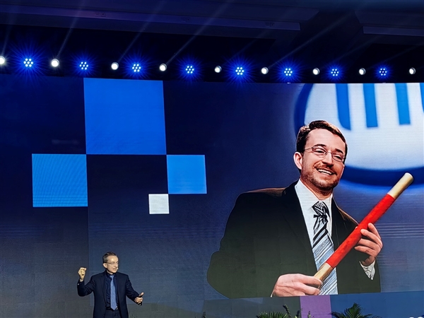 Intel CEO基辛格第一次以新身份访华:中国的增长让我兴奋!