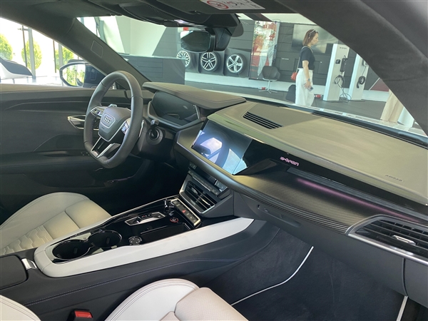 比帅更帅！奥迪RS e-tron GT Ice Race量产版官图：冰雪主题一绝
