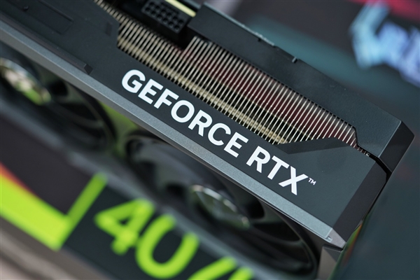 独特磁吸智屏！七彩虹iGame RTX 4070 Vulcan OC显卡图赏