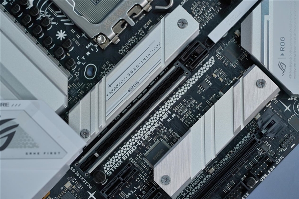 DDR5-7800！华硕ROG STRIX B760-G GAMING WIFI小吹雪主板图赏