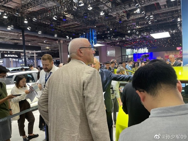 给老外来点中国震撼!比亚迪展台被多名大众高管围观:都在看海鸥