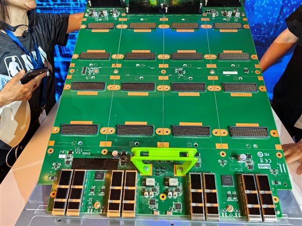 Intel为中国带来Gaudi2 AI加速器：超高性价比！唯一替代NVIDIA GPU