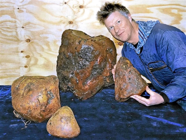 岛上飘来一头抹香鲸 切开发现一块“石头”：估值55万美金