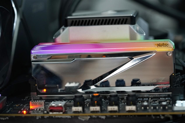 狂飙8000MHz!朗科Z RGB DDR5-8000 16GB电镀银内存图赏