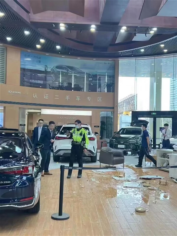 男孩雷克萨斯4S店内开动展车连撞两车 律师:家长、店方都有责任