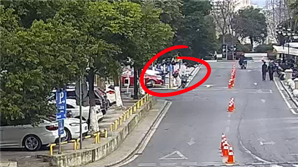 男子偷走外卖 被抓时正在读推理小说：这是要学以致用？