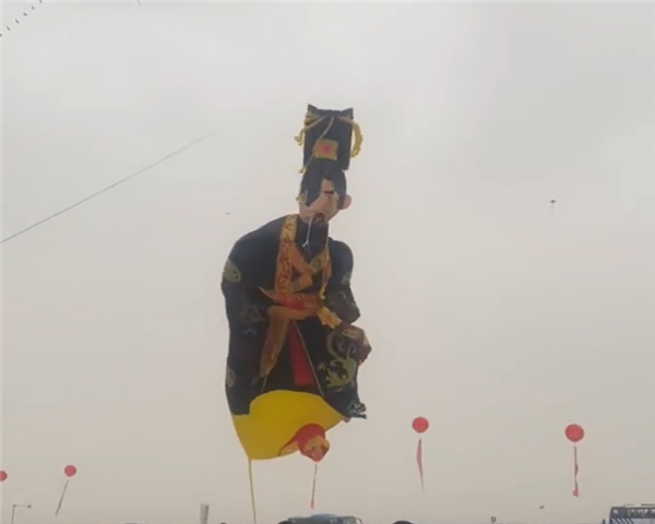 潍坊风筝节现躺平版“秦始皇” 网友:这是他摔过最狠的一跤