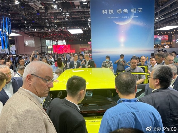 给老外来点中国震撼!比亚迪展台被多名大众高管围观:都在看海鸥