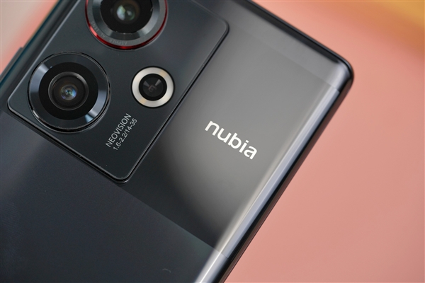 二代骁龙8只要2999元！nubia Z50图赏：一体双曲影像旗舰