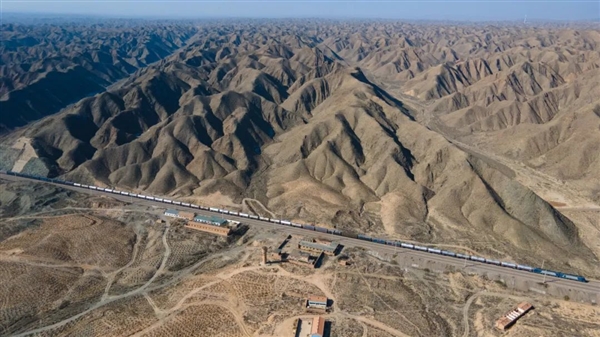 中国第一条沙漠铁路：包兰铁路中兰段7个车站都带“水”