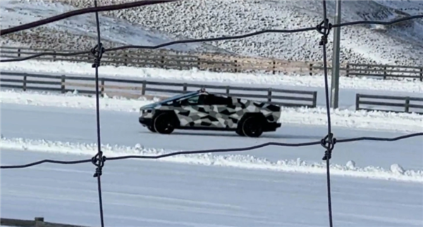 马斯克开着Cybertruck兜风 答应网友加炮塔