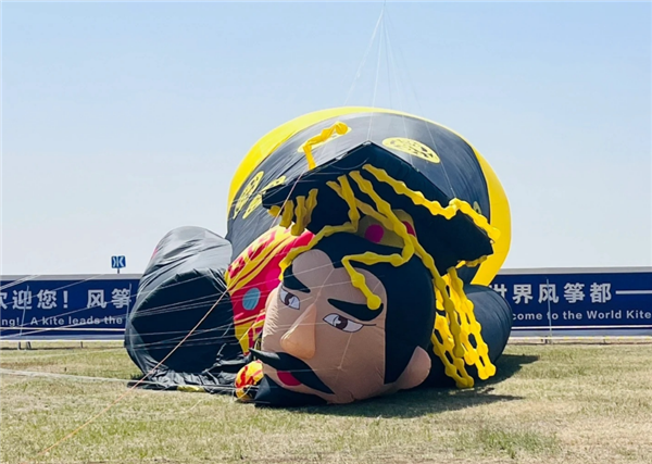 潍坊风筝节现躺平版“秦始皇” 网友:这是他摔过最狠的一跤