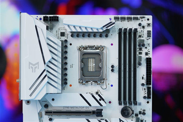 纯白PCB夺目!影驰Z790金属大师D5 Wi-Fi白金版图赏