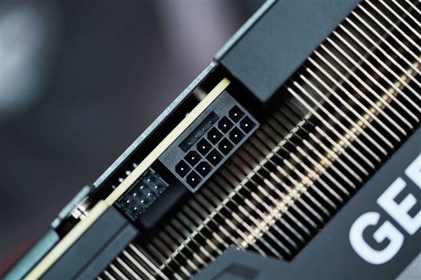 独特磁吸智屏！七彩虹iGame RTX 4070 Vulcan OC显卡图赏