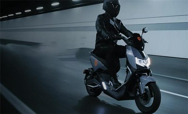 5990元 雅迪旗舰新品冠能探索X7发布:石墨烯电池循环达1000次