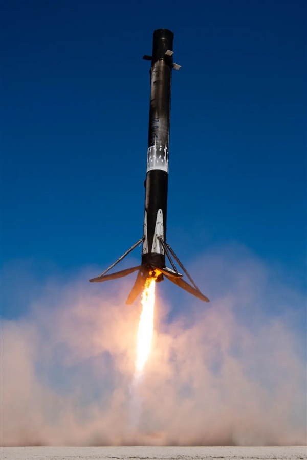 SpaceX猎鹰九号火箭首次发射天鹅号货运飞船：黑黢黢回来了
