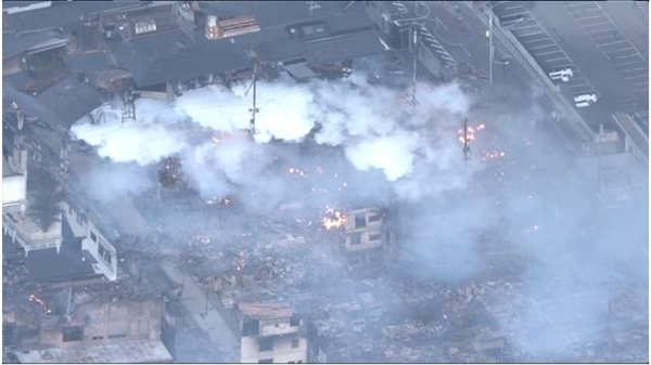 日本7.4级强震：火燃12小时 大量房屋夷为平地！核电站安全
