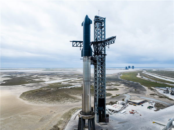SpaceX四枚火箭同时矗立发射场！星舰合体 准备第三飞