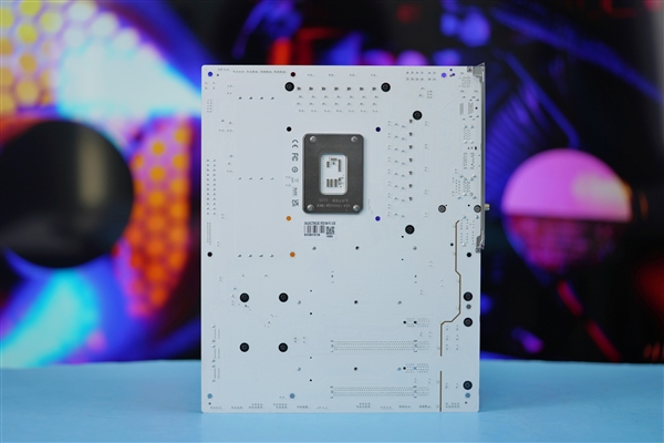 纯白PCB夺目!影驰Z790金属大师D5 Wi-Fi白金版图赏