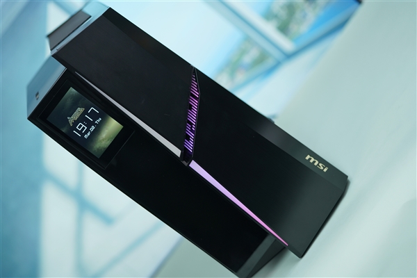 3.5万元带触控屏!微星海皇戟X2游戏主机图赏