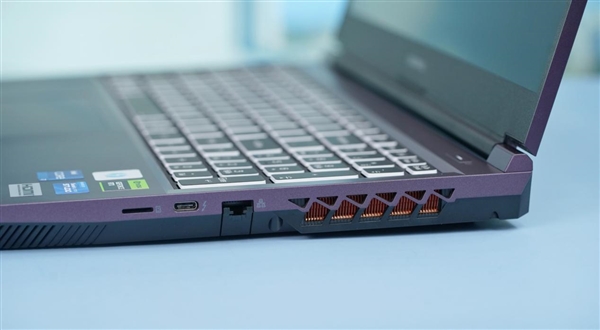 RTX 4060售价6999元 七彩虹将星X15 AT游戏本图赏
