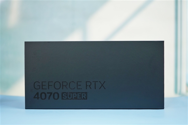 彻底“黑化”！NVIDIA公版RTX 4070 SUPER图赏