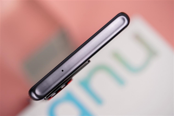 二代骁龙8只要2999元！nubia Z50图赏：一体双曲影像旗舰