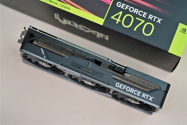 独特磁吸智屏！七彩虹iGame RTX 4070 Vulcan OC显卡图赏