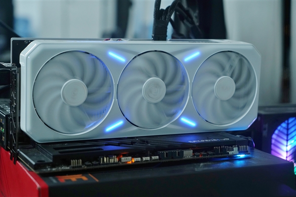 纯白陶瓷设计耳目一新！铭瑄RTX 4080瑷珈图赏