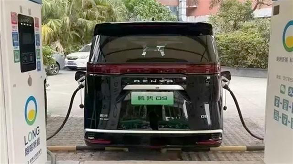 为了充上电 美国人玩起了“车体蜈蚣”