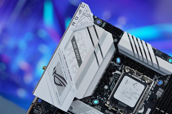 DDR5-7800！华硕ROG STRIX B760-G GAMING WIFI小吹雪主板图赏