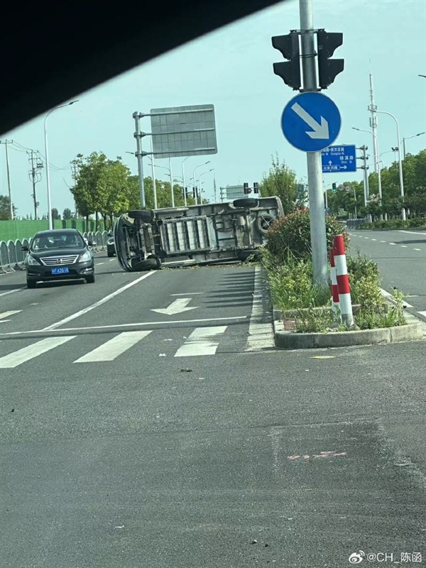真公路坦克！蔚来ET5干翻货车：驾驶员无碍